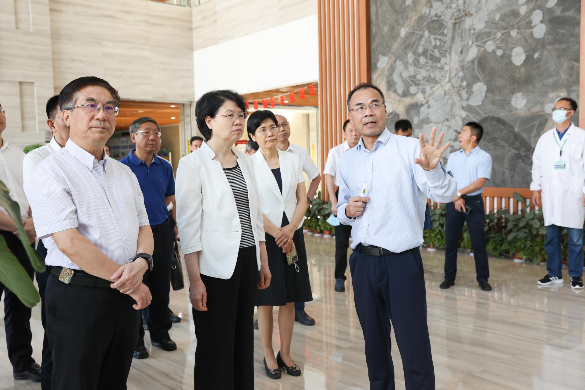 湖北省副省長肖菊華來中國地質大學(武漢)調研:瞄準戰(zhàn)略需求優(yōu)化提升科研實力-地大熱能 湖北省副省長肖菊華來中國地質大學(武漢)調研:瞄準戰(zhàn)略需求優(yōu)化提升科研實力-地大熱能